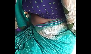 hot Telugu aunty showing boob's in auto