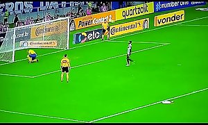 Fábio estrupando os jogadores do Santos nos pênaltis