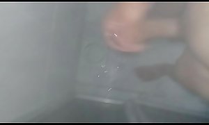 novinho se masturbando no banheiro..g
