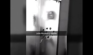 Youtuber João ricardo tomando banho pelado