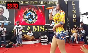 Indonesian sexy dance - luring sintya riske deserted dance at bottom stage