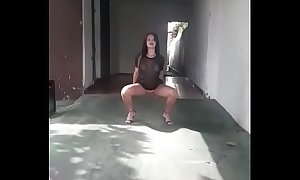 Novinha dançando funk e mostrando a buceta