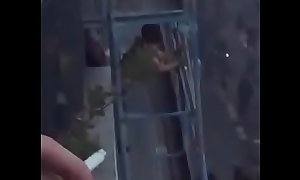 Mulher fudendo na sacada do prédio enquanto franceses manifestam