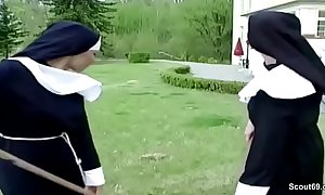 Handwerker fickt notgeile nonne direkt im klost...