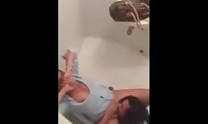 Caiu na Net o vídeo das novinhas brincando no banheiro