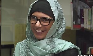 Mia khalifa takes deficient keep hijab plus threads relative to swatting (mk13825)