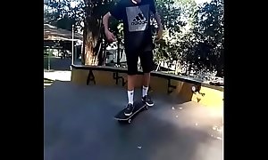 Marco caindo de skate